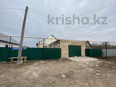 Продажа домов и дачи в Западно-Казахстанской обл.: Отдельный дом · 3 комнаты · 90 м² · 7 сот., Береке 1/6 за 9 млн 〒 Отдельный дом · 3 комнаты · 90 м² · 7 сот., Береке 1/6 за 9 млн 〒 в Аксае