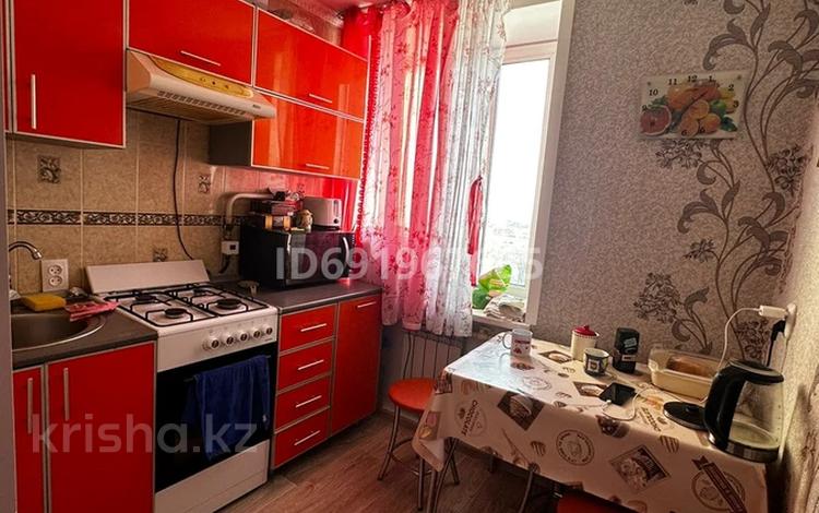 2-комнатная квартира, 43 м², 9/9 этаж, 6й микрорайон, ермекова 62 за 15 млн 〒 в Караганде, Казыбек би р-н — фото 2