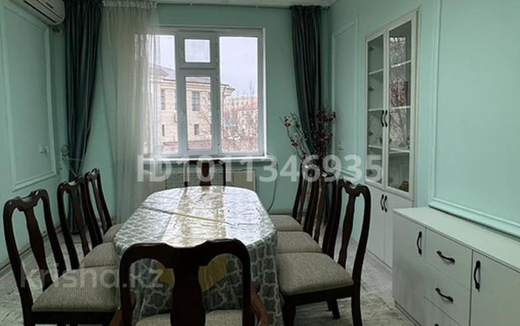 2-комнатная квартира · 45 м² · 2/2 этаж, проспект Абая 2 — Дом магазина Парфюм, на против есть кафе Кимчи и Лагманная. рядом горОно(бывший Дом дружбы) за 250 000 ₸ в  — фото 2