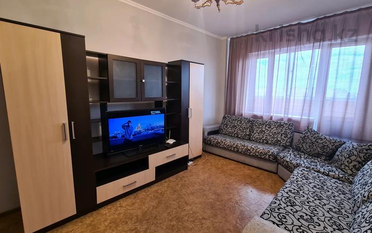 2-комнатная квартира · 65 м² · 12/16 этаж, Шахтеров 52 за 210 000 ₸ в Караганде, Казыбек би р-н — фото 2