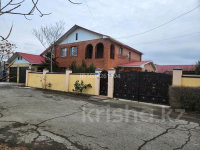 Отдельный дом · 7 комнат · 300 м² · 10.6 сот., мкр Каспий, Пушкин 231 за 82 млн 〒 в Атырау