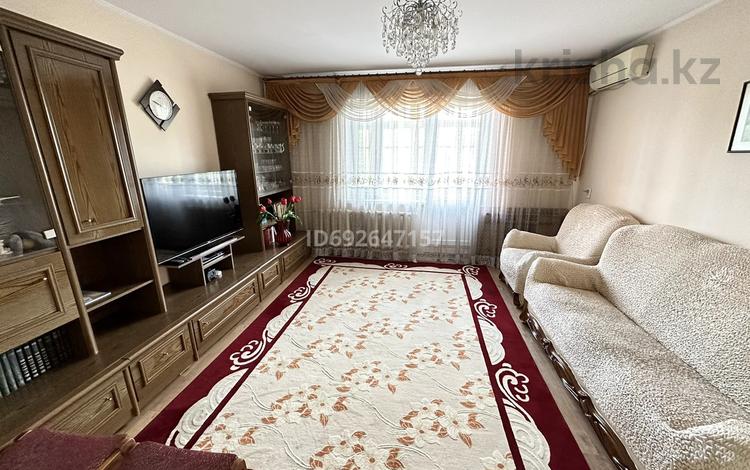 4-комнатная квартира, 80.4 м², 3/10 этаж, Валиханова — дом возле kaspi bank за 35 млн 〒 в Семее — фото 2