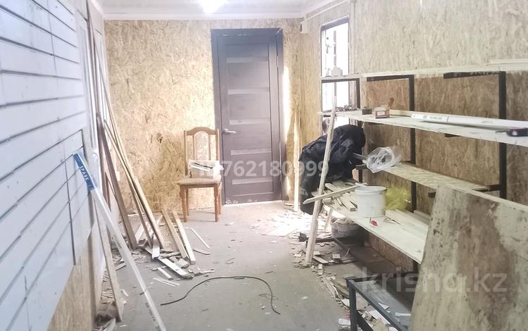 Свободное назначение, магазины и бутики · 18 м² за 100 000 ₸ в Атырау, мкр Байтак-2 — фото 2