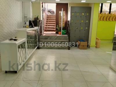 Свободное назначение, офисы, магазины и бутики, склады, общепит, салоны красоты, фитнес и спорт, медцентры и аптеки, образование, развлечения, конференц-залы, кабинеты и рабочие места, студии · 278 м² за ~ 1.1 млн 〒 в Актобе, мкр 11