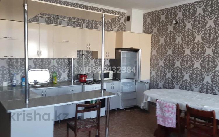 2-бөлмелі пәтер · 65 м² · 5/7 қабат, Атшабар, бағасы: 27 млн ₸ в Таразе — фото 2
