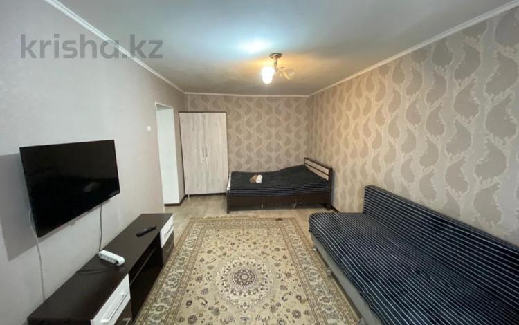 1-комнатная квартира, 31 м², 2/5 этаж посуточно, Мкр жетысу 9 за 7 000 〒 в Талдыкоргане — фото 2