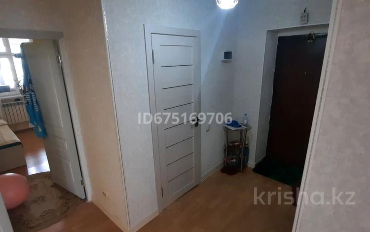 3-комнатная квартира, 77 м², 4/5 этаж, мкр Асар за 30 млн 〒 в Шымкенте, Каратауский р-н — фото 2