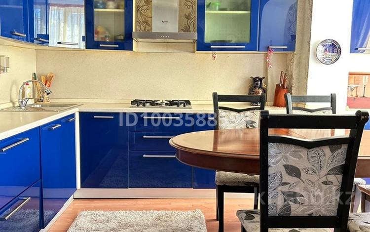 3-комнатная квартира · 70 м² · 2/5 этаж, Владимирского 8 за 270 000 ₸ в Атырау, мкр Авангард-3 — фото 4