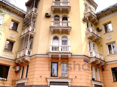 3-бөлмелі пәтер · 70 м² · 3/3 қабат, Кабанбай Батыра 104 — Назарбаева Кабанбай Батыра, бағасы: 300 млн ₸ в Алматы, Медеуский р-н