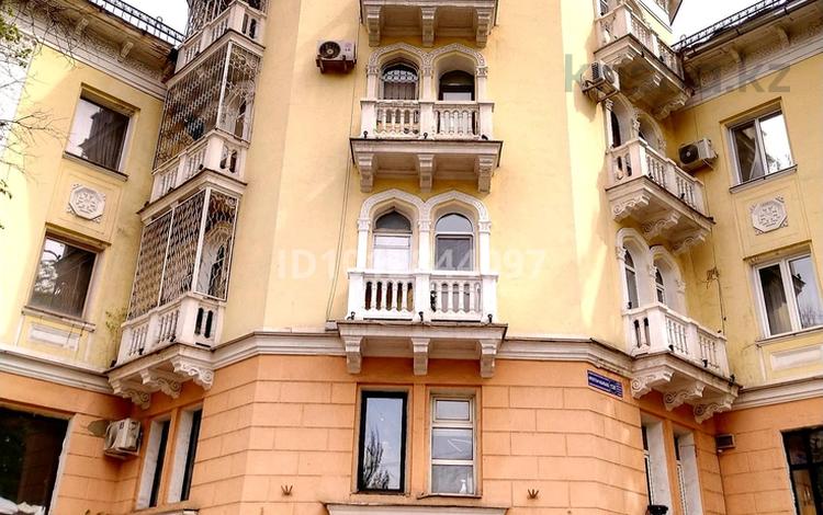 3-бөлмелі пәтер · 70 м² · 3/3 қабат, Кабанбай Батыра 104 — Назарбаева Кабанбай Батыра, бағасы: 300 млн ₸ в Алматы, Медеуский р-н — фото 2
