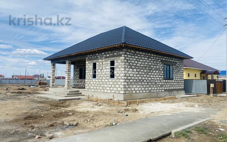 Отдельный дом · 2 комнаты · 100 м² · 8 сот., мкр Кайнар, Акбая Бурабаева 33 — Между 31 и 35 дом за 11.5 млн ₸ в Атырау — фото 2