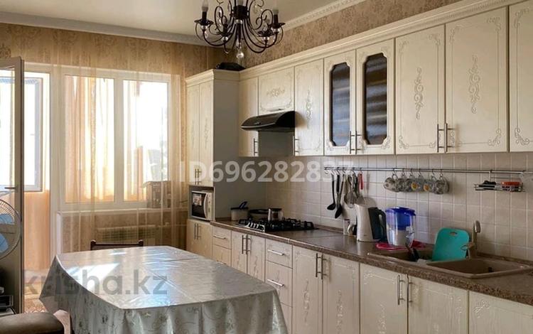 3-комнатная квартира, 106 м², 8/10 этаж, мкр. Алтын орда, Молдагуловой 58