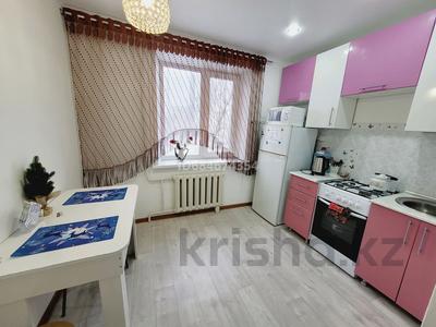 1-комнатная квартира, 35 м², 4/9 этаж по часам, мкр Строитель 29 за 1 500 〒 в Уральске, мкр Строитель