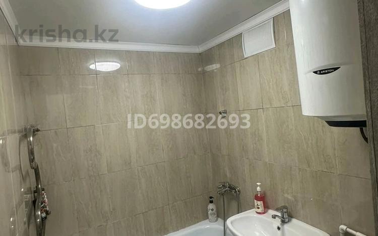 2-бөлмелі пәтер · 33 м² · 2/5 қабат, Жаңа қала ш/а., Бухар жырау — Район ЦУМа Абзала, бағасы: 12 000 ₸ в Караганде, Казыбек би р-н — фото 2
