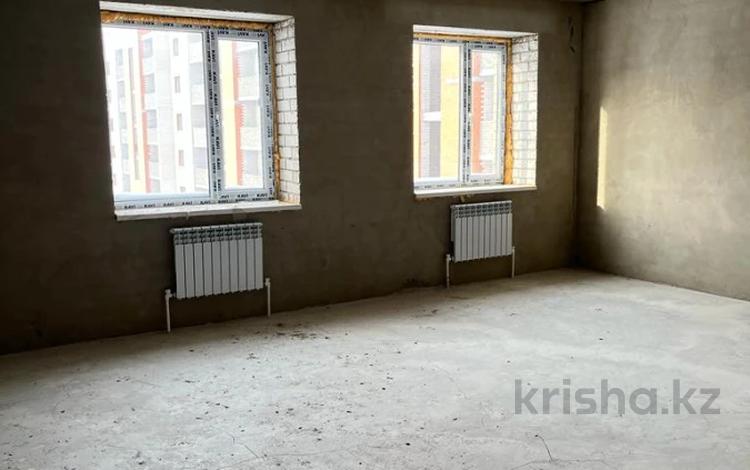 3-комнатная квартира, 107 м², 4/5 этаж, мкр. Алтын орда за 20.5 млн 〒 в Актобе, мкр. Алтын орда — фото 3