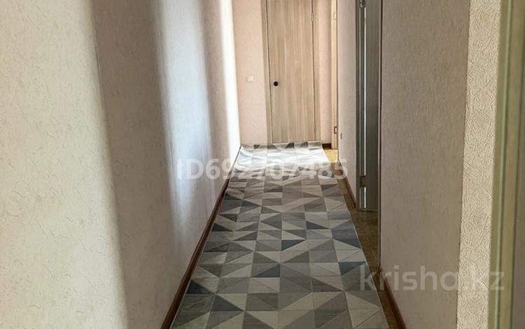 2-бөлмелі пәтер, 65 м², 4/5 қабат ай сайын, Аманжолова 13/2, бағасы: 100 000 〒 в им. Касыма кайсеновой — фото 11