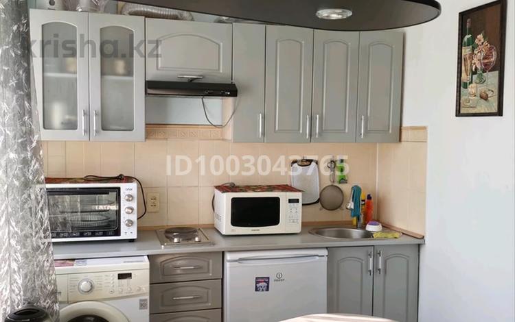 1-комнатная квартира · 32.8 м² · 4/5 этаж, Бухар Жырау 52 — Абзал , ЦУМ за 13.5 млн 〒 в Караганде, Казыбек би р-н — фото 2