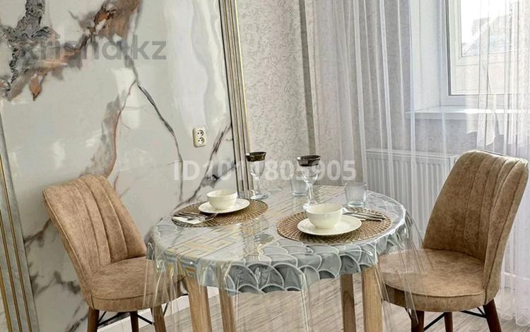 1-комнатная квартира · 37 м² · 14/16 этаж, ул. Бауыржана Момышулы 28 за 2 000 ₸ в Караганде, Казыбек би р-н — фото 2