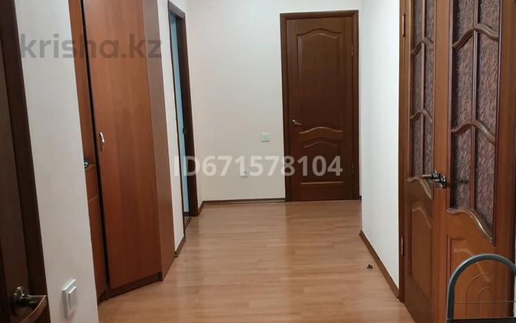3-комнатная квартира · 92 м² · 5/5 этаж, Ауэзова 48 за 300 000 ₸ в Атырау, мкр Жилгородок — фото 2