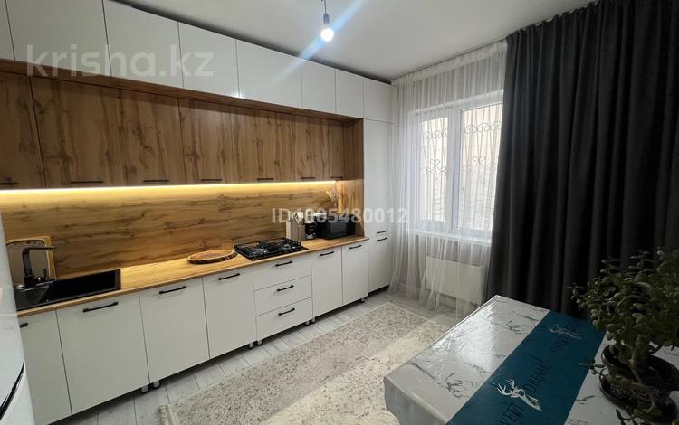 2-бөлмелі пәтер · 65 м² · 2/6 қабат, мкр Кокжиек 40, бағасы: 35 млн ₸ в Алматы, Жетысуский р-н — фото 2