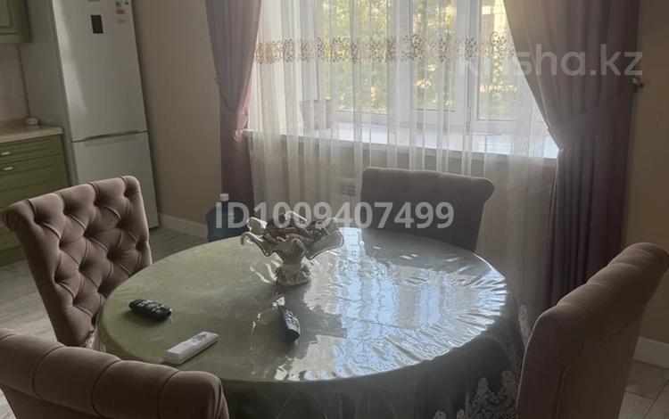 2-комнатная квартира · 69 м² · 3/5 этаж, мкр Михайловка , Касыма Аманжолова 65/4 за 400 000 ₸ в Караганде, Казыбек би р-н — фото 2