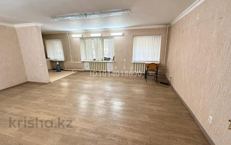 Свободное назначение, офисы, магазины и бутики, салоны красоты, медцентры и аптеки, образование, развлечения · 55 м² за 22 млн ₸ в Караганде, Казыбек би р-н — фото 2
