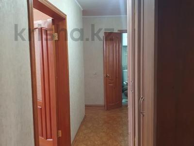 4-комнатная квартира, 80 м², 6/9 этаж, мкр. 4 32 за 20 млн 〒 в Уральске, мкр. 4