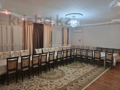 Жеке үй • 5 бөлмелер • 200 м² • тәулік бойы, мкр 12 3 — Рядом находится Арасан баня, бағасы: 50 000 〒 в Актобе, мкр 12