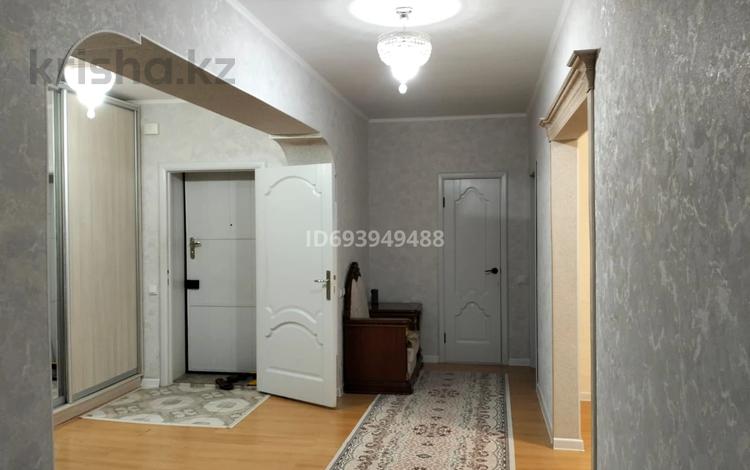 4-бөлмелі пәтер, 120 м², 2/5 қабат, мкр 12, 12 микр 21/1 — Шафран, бағасы: 50 млн 〒 в Актобе, мкр 12 — фото 2