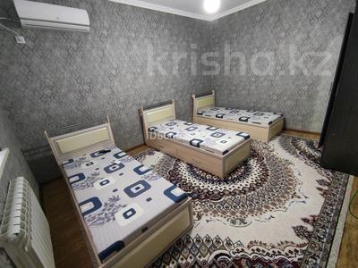 2-комнатный дом помесячно, 55 м², Казыбек би 303в за 80 000 〒 в Туркестане