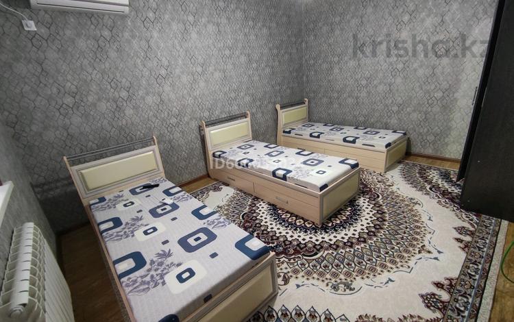 1-комнатный дом помесячно, 55 м², Казыбек би 303в за 80 000 〒 в Туркестане — фото 5