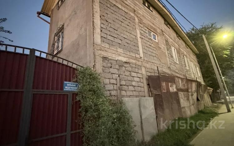 Отдельный дом · 7 комнат · 180 м² · 10 сот., Медеубекова 92 за 650 000 ₸ в Алматы, Наурызбайский р-н — фото 2
