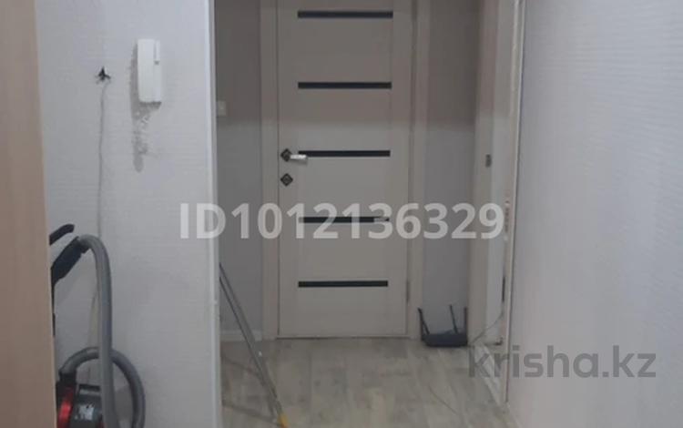 2-бөлмелі пәтер · 60 м² · 4/9 қабат, 5-й мкр. 30, бағасы: 200 000 ₸ в Аксае — фото 2
