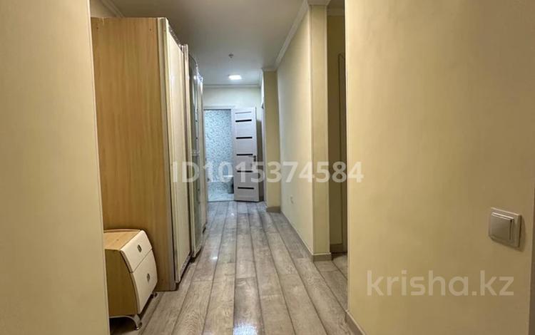 2-комнатная квартира · 60 м² · 12/12 этаж, мкр Акбулак, 1-я улица 81 за 300 000 ₸ в Алматы, Алатауский р-н — фото 2