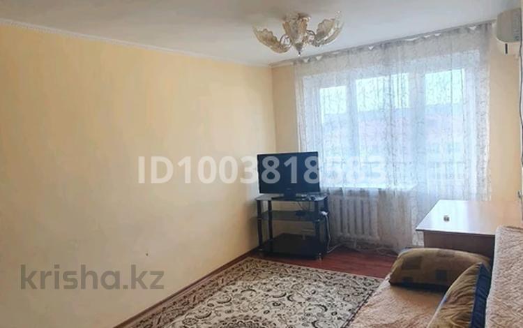 2-комнатная квартира · 44 м² · 4/5 этаж, мкр Центральный, Бауыржан Мамышулы 21 — 17 школа за 15 млн 〒 в Атырау — фото 2