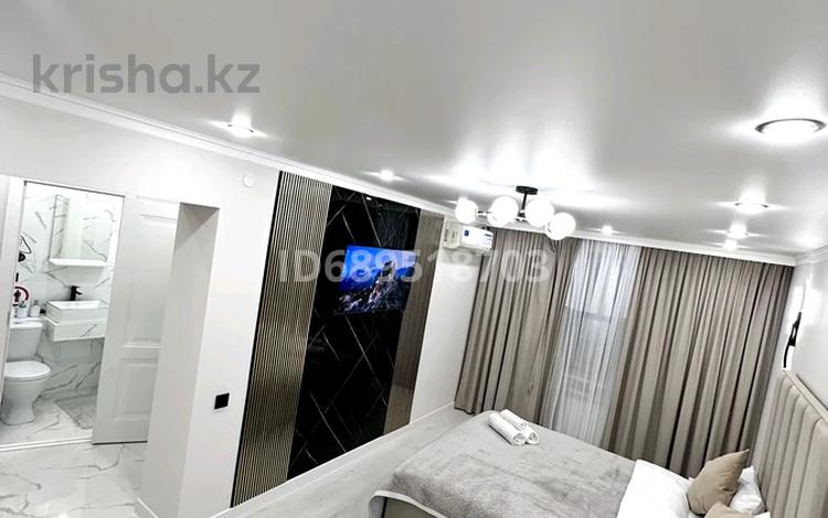 1-комнатная квартира, 30 м², 3/5 этаж посуточно, Проспект Жамбыла 115А — Сулейменова за 18 000 〒 в Таразе — фото 2