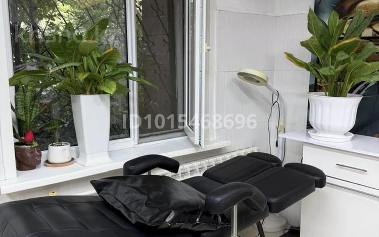 Салоны красоты, кабинеты и рабочие места · 12 м² за 85 000 ₸ в Караганде, Казыбек би р-н — фото 2