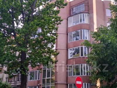6-бөлмелі пәтер · 227 м² · 5/6 қабат, Валиханова 115а, бағасы: 230 млн ₸ в Алматы, Медеуский р-н
