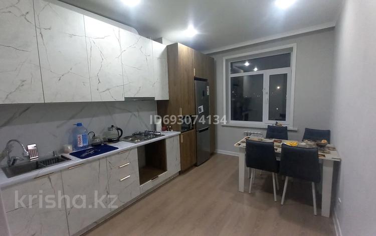 2-бөлмелі пәтер, 62 м², 2/9 қабат ай сайын, Мкрн. Сарыарка 12, бағасы: 160 000 〒 в Кокшетау — фото 2