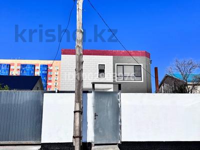 Отдельный дом · 8 комнат · 300 м² · 4 сот., Насипкали Кобданова 56 2 за 72 млн 〒 в Атырау
