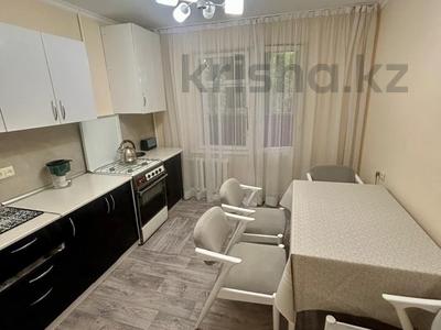 2-комнатная квартира · 50 м² · 4/5 этаж, мкр Аксай-4 53 за 290 000 ₸ в Алматы, Ауэзовский р-н