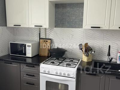 1-бөлмелі пәтер, 35 м², 9/10 қабат, мкр 11 19 — Маметова, бағасы: 13.5 млн 〒 в Актобе, мкр 11