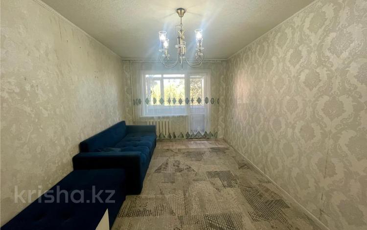 3-комнатная квартира · 63 м² · 2/5 этаж, Майкудук, 15й микрорайон за 13.5 млн ₸ в Караганде, Алихана Бокейханова р-н — фото 2