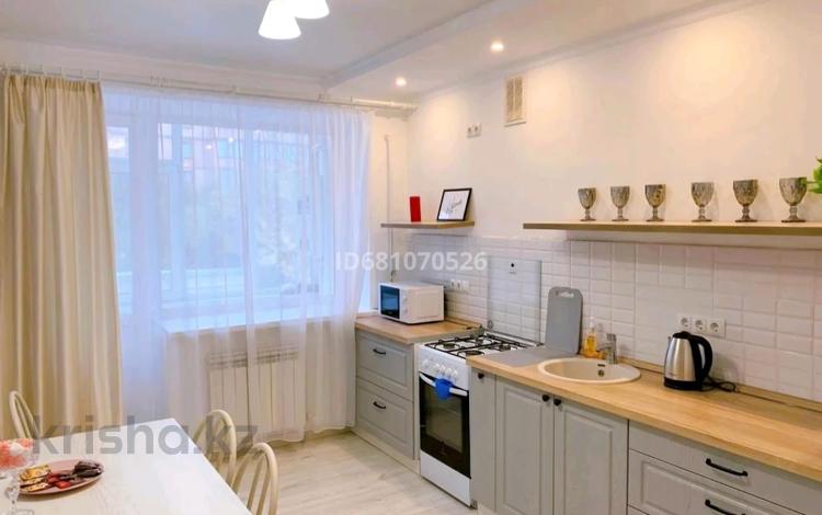 2-комнатная квартира · 60 м² · 3/6 этаж, мкр Строитель 36/2 за 17 000 ₸ в Уральске — фото 10