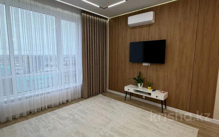 2-бөлмелі пәтер · 56 м² · 19 қабат, Исатай Тайманова 42 — Жарбосынова, бағасы: 400 000 ₸ в Атырау — фото 2