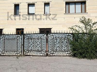 Продажа домов и дачи в Туркестанской обл.: Отдельный дом · 8 комнат · 1170 м² · 12.5 сот., Конаева 42 за 80 млн 〒 Отдельный дом · 8 комнат · 1170 м² · 12.5 сот., Конаева 42 за 80 млн 〒 в Кентау