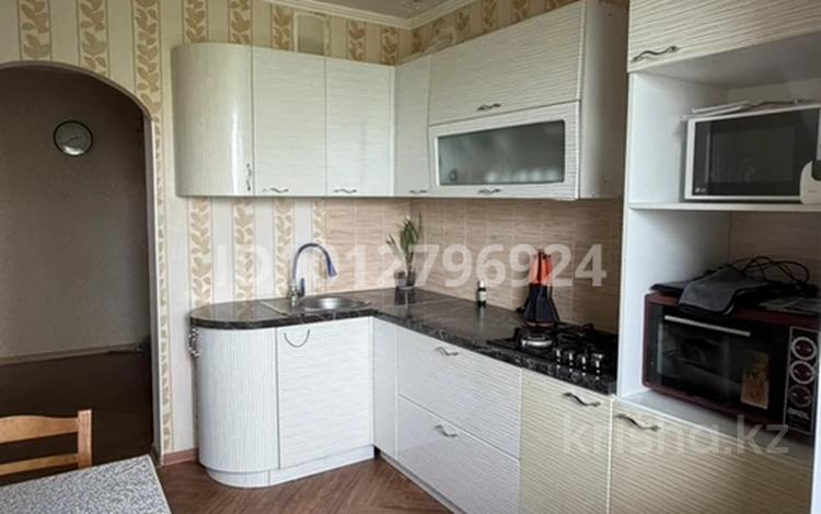3-комнатная квартира · 70 м² · 4/5 этаж, мкр 8 74 — Кошкарбаева-Гришина за 175 000 ₸ в Актобе — фото 2