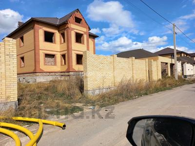 Отдельный дом · 6 комнат · 260 м² · 10 сот., мкр Городской Аэропорт, Кабжанова 81 — Элитный район Вторая улица по взлетке. дом недостроенный, облицован кирпичем,дом большой, через дорогу Глобал. отвечаю только на звонки за 200 млн 〒 в Караганде, Казыбек би р-н
