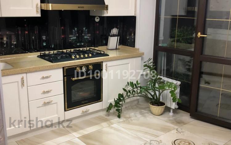 3-бөлмелі пәтер · 90 м² · 4/5 қабат, Кабанбай батыр, бағасы: 115 млн ₸ в Алматы, Медеуский р-н — фото 2