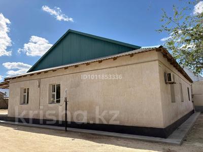 Часть дома · 5 комнат · 250 м² · 10 сот., Тобанияз 3 — 2-ауыл, Тобанияз-3 үй сатылады. Барлық жерге жақын, орталықта орналасқан. Жанында мектеп, балабақша, аудандық аурухана орналасқан. Барлық жағдайы жасалған. Гараж, сарай бар. Аулада жеміс ағаштары бар. Үйдегі барлық заттары қалады. за 16 млн ₸ в Бейнеу